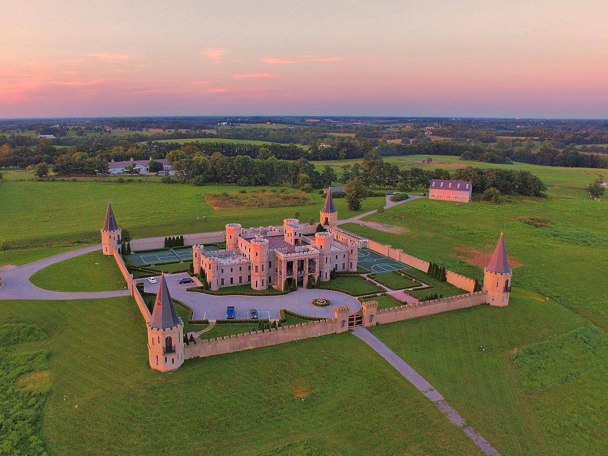 Kentucky Castle Hotel Versailles Exterior foto